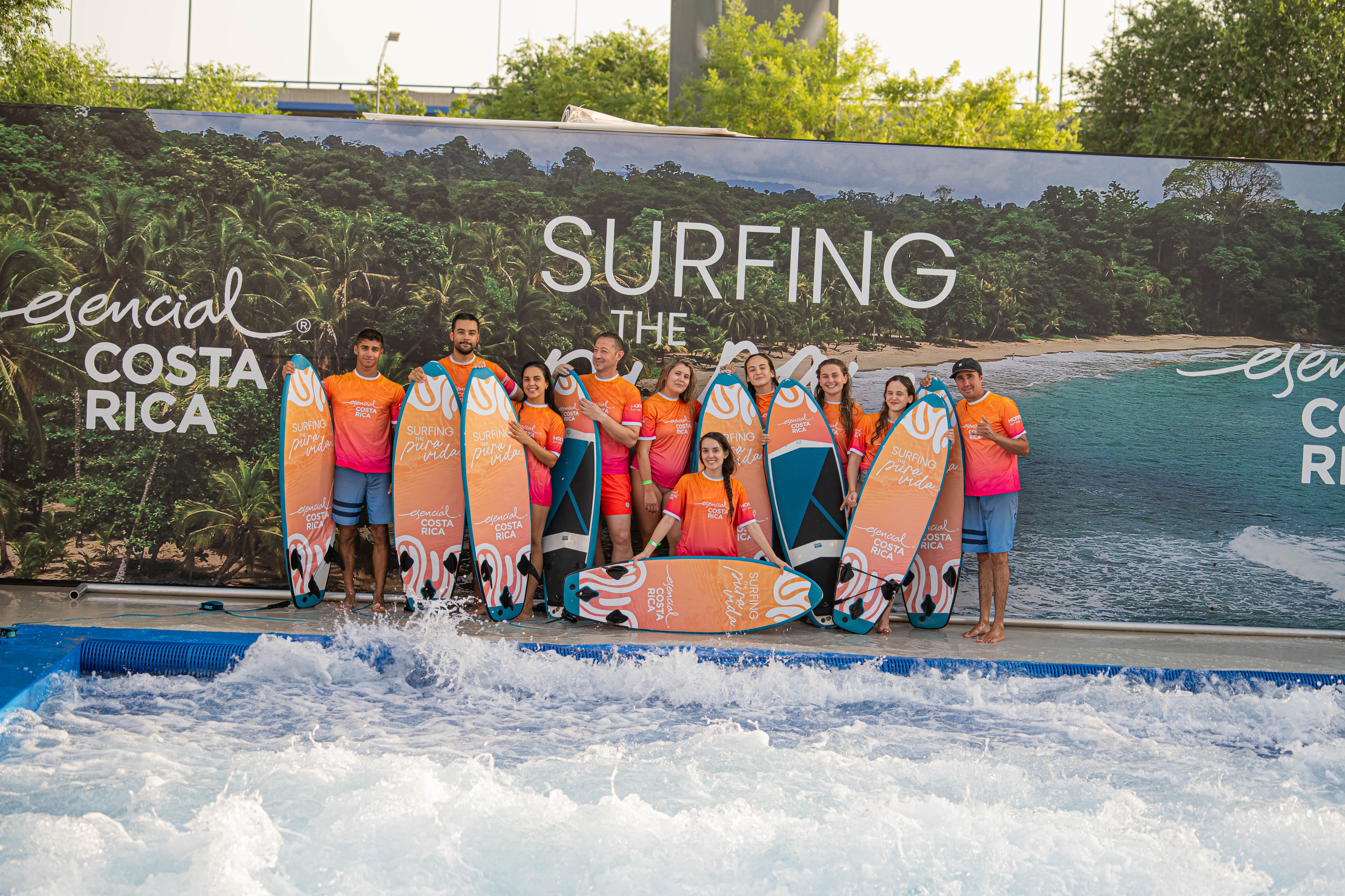 Costa Rica se promociona en España “surfeando” al estilo del Pura Vida